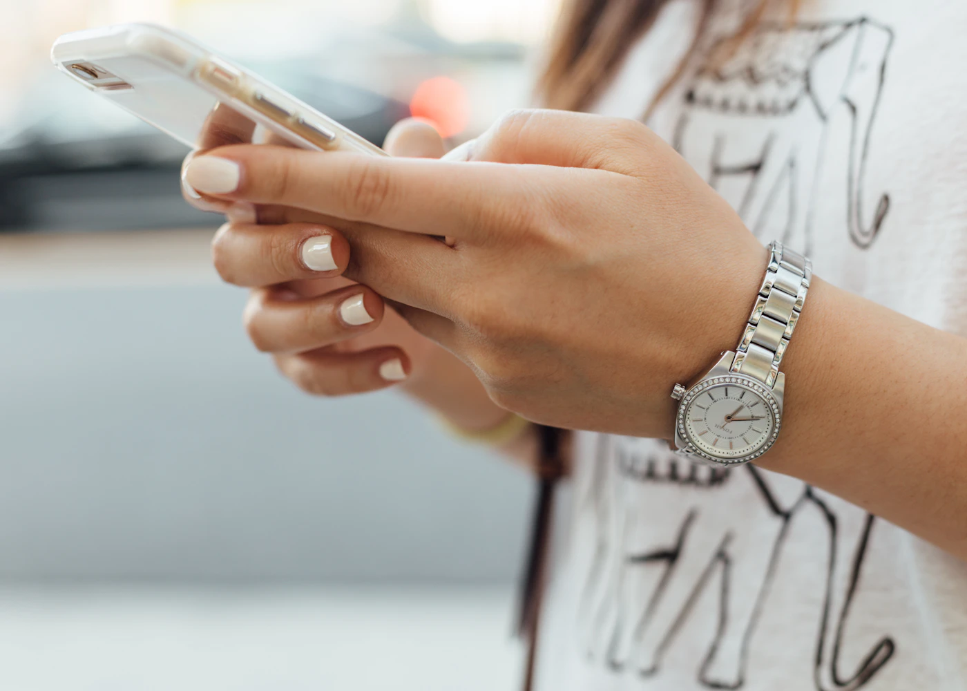 Tangan menggunakan ponsel sebagai ilustrasi akses mobile TO288
